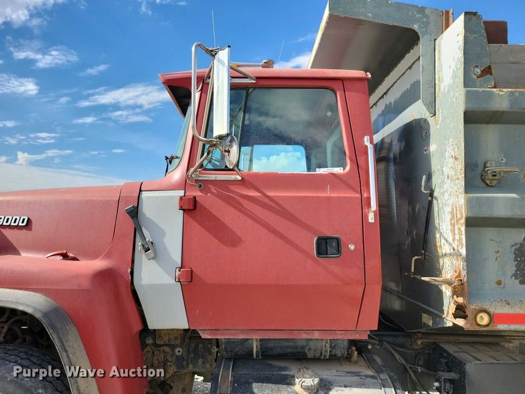 image for item DX6463 1995 Ford L9000 dump truck
