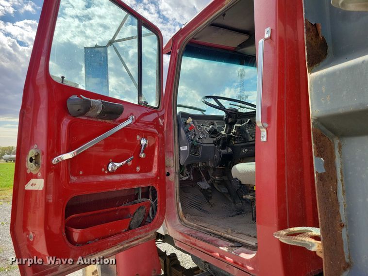 image for item DX6463 1995 Ford L9000 dump truck