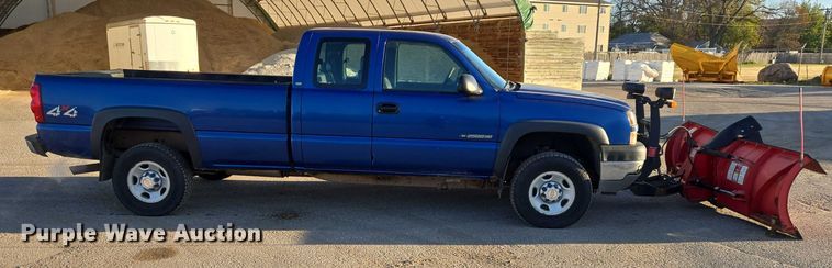 image for item DY1444 2003 Chevrolet Silverado 2500HD Ext. Cab pickup truck