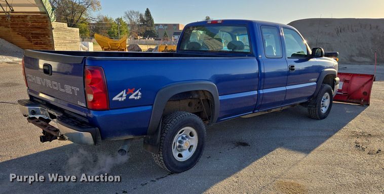 image for item DY1444 2003 Chevrolet Silverado 2500HD Ext. Cab pickup truck