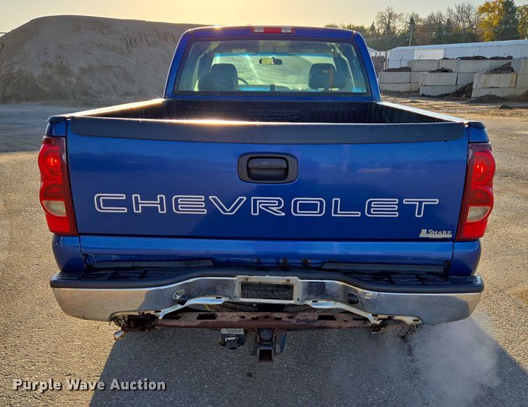 image for item DY1444 2003 Chevrolet Silverado 2500HD Ext. Cab pickup truck