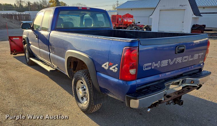 image for item DY1444 2003 Chevrolet Silverado 2500HD Ext. Cab pickup truck