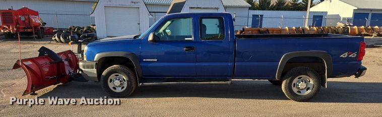 image for item DY1444 2003 Chevrolet Silverado 2500HD Ext. Cab pickup truck