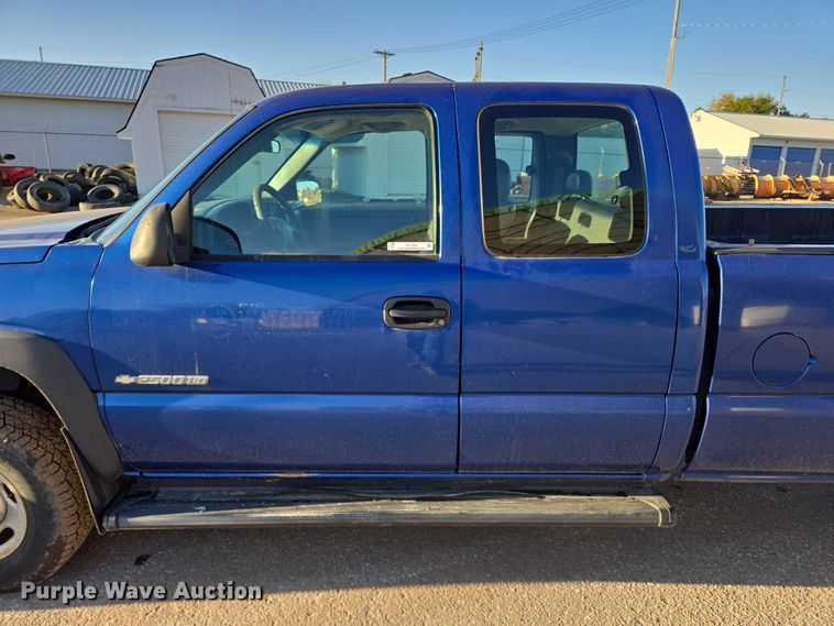 image for item DY1444 2003 Chevrolet Silverado 2500HD Ext. Cab pickup truck
