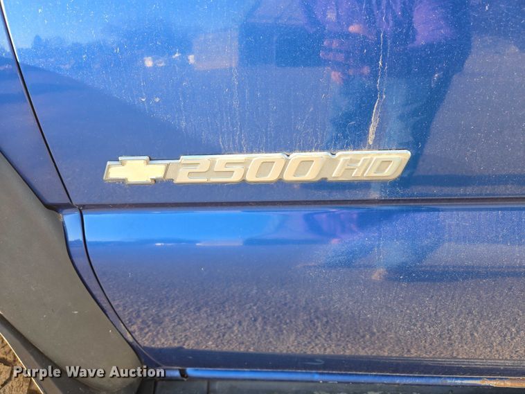 image for item DY1444 2003 Chevrolet Silverado 2500HD Ext. Cab pickup truck