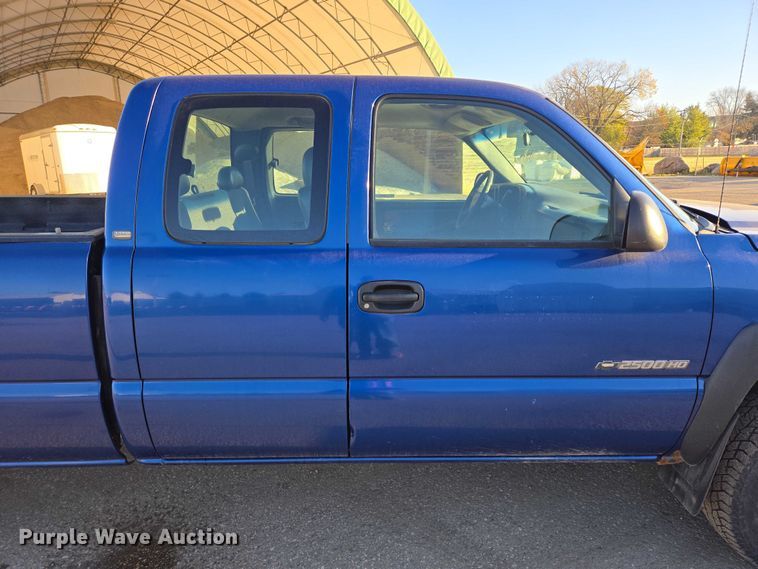 image for item DY1444 2003 Chevrolet Silverado 2500HD Ext. Cab pickup truck