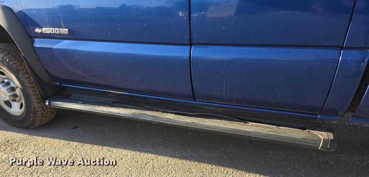image for item DY1444 2003 Chevrolet Silverado 2500HD Ext. Cab pickup truck