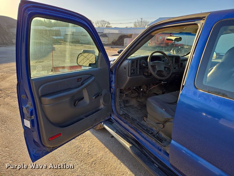 image for item DY1444 2003 Chevrolet Silverado 2500HD Ext. Cab pickup truck