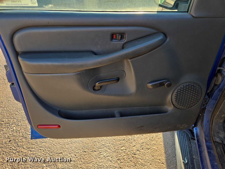 image for item DY1444 2003 Chevrolet Silverado 2500HD Ext. Cab pickup truck