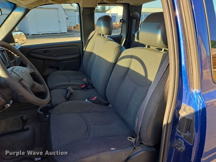 image for item DY1444 2003 Chevrolet Silverado 2500HD Ext. Cab pickup truck