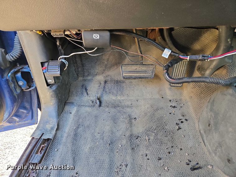 image for item DY1444 2003 Chevrolet Silverado 2500HD Ext. Cab pickup truck