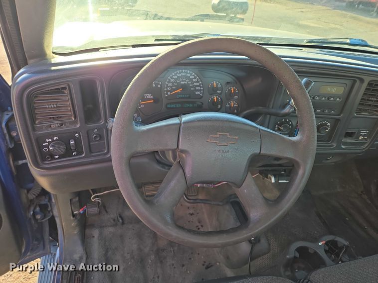 image for item DY1444 2003 Chevrolet Silverado 2500HD Ext. Cab pickup truck