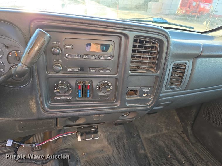 image for item DY1444 2003 Chevrolet Silverado 2500HD Ext. Cab pickup truck