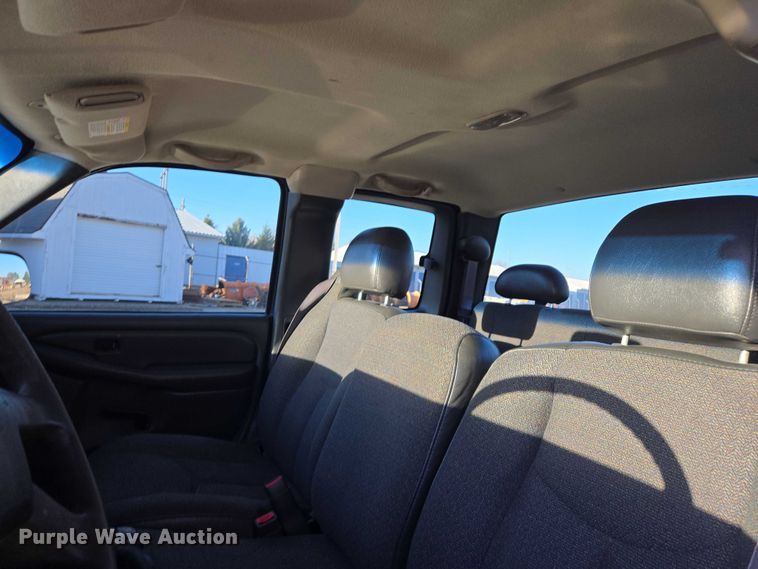 image for item DY1444 2003 Chevrolet Silverado 2500HD Ext. Cab pickup truck