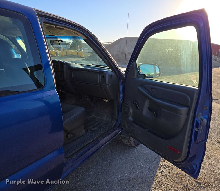 image for item DY1444 2003 Chevrolet Silverado 2500HD Ext. Cab pickup truck