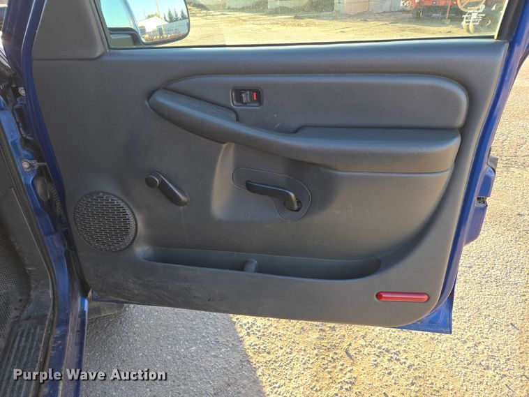 image for item DY1444 2003 Chevrolet Silverado 2500HD Ext. Cab pickup truck