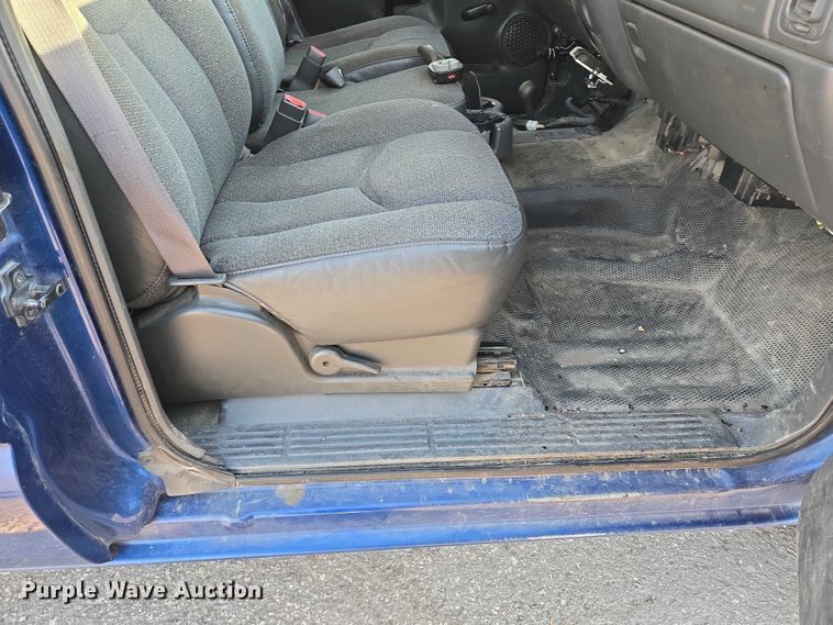 image for item DY1444 2003 Chevrolet Silverado 2500HD Ext. Cab pickup truck