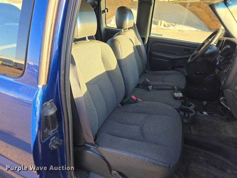 image for item DY1444 2003 Chevrolet Silverado 2500HD Ext. Cab pickup truck