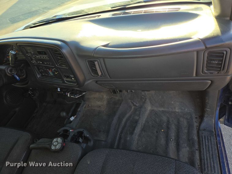 image for item DY1444 2003 Chevrolet Silverado 2500HD Ext. Cab pickup truck