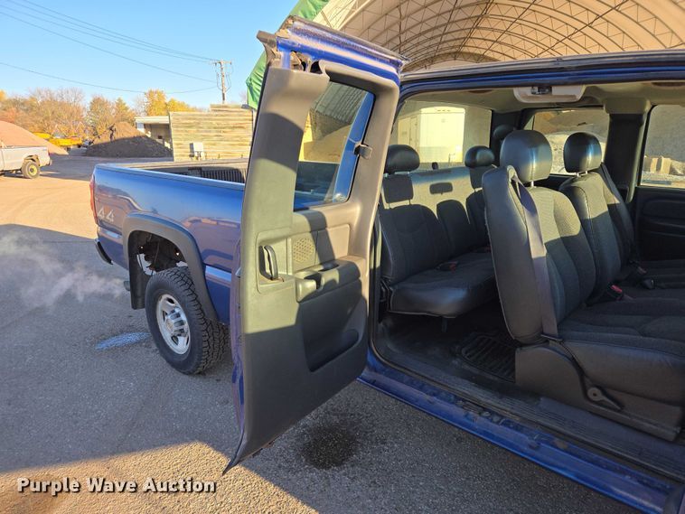 image for item DY1444 2003 Chevrolet Silverado 2500HD Ext. Cab pickup truck
