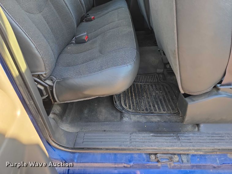 image for item DY1444 2003 Chevrolet Silverado 2500HD Ext. Cab pickup truck