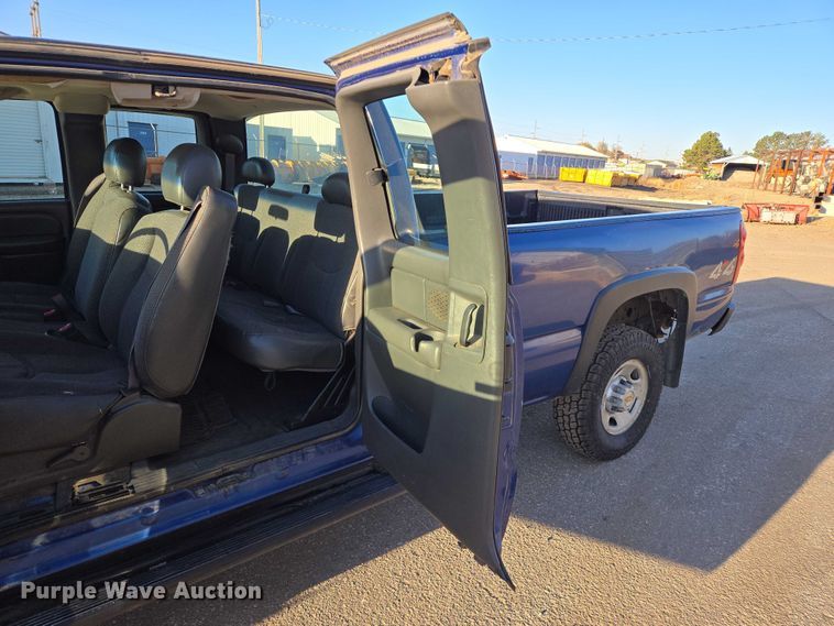 image for item DY1444 2003 Chevrolet Silverado 2500HD Ext. Cab pickup truck
