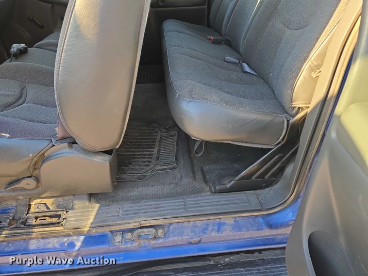 image for item DY1444 2003 Chevrolet Silverado 2500HD Ext. Cab pickup truck