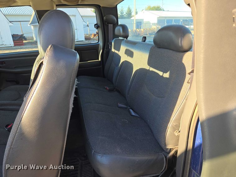 image for item DY1444 2003 Chevrolet Silverado 2500HD Ext. Cab pickup truck