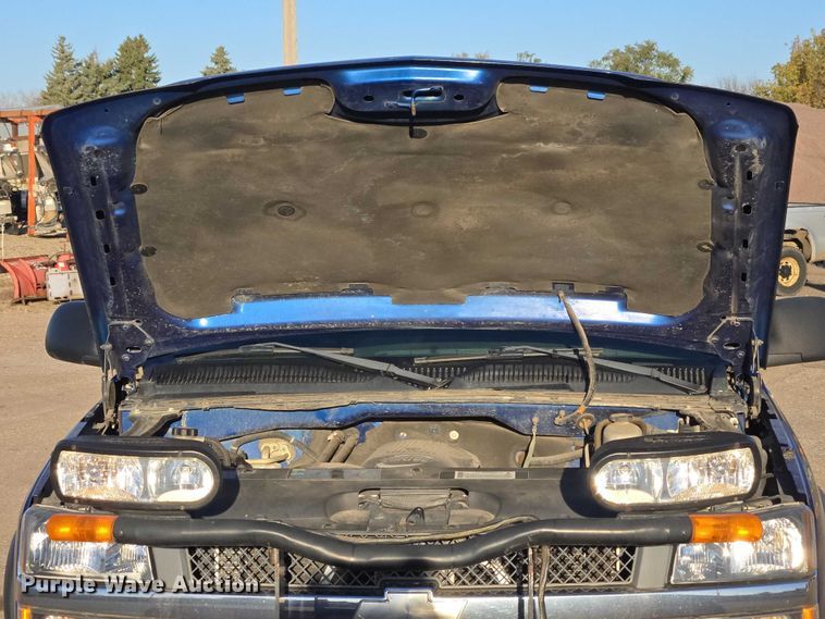 image for item DY1444 2003 Chevrolet Silverado 2500HD Ext. Cab pickup truck