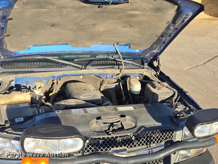 image for item DY1444 2003 Chevrolet Silverado 2500HD Ext. Cab pickup truck