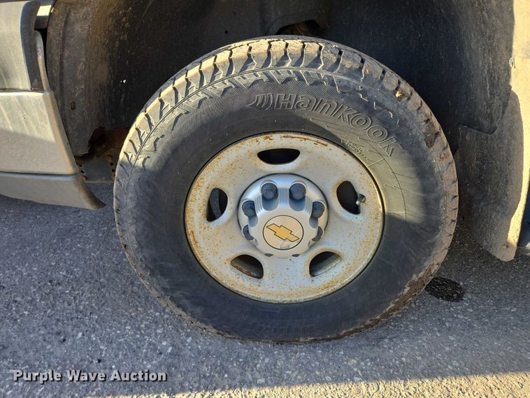 image for item DY1444 2003 Chevrolet Silverado 2500HD Ext. Cab pickup truck