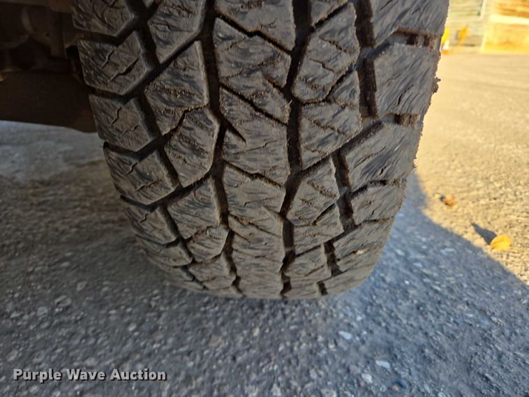 image for item DY1444 2003 Chevrolet Silverado 2500HD Ext. Cab pickup truck