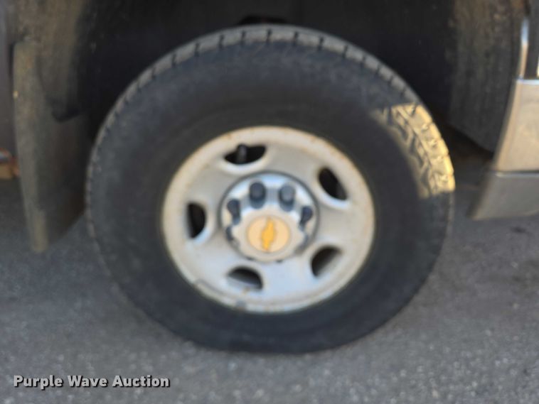 image for item DY1444 2003 Chevrolet Silverado 2500HD Ext. Cab pickup truck