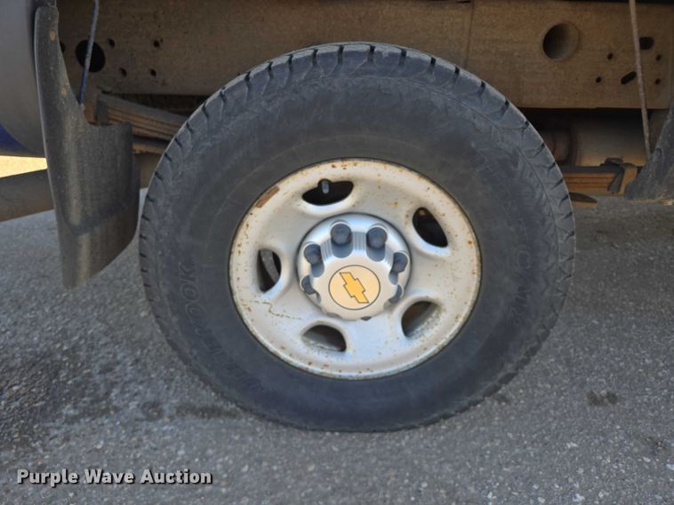 image for item DY1444 2003 Chevrolet Silverado 2500HD Ext. Cab pickup truck