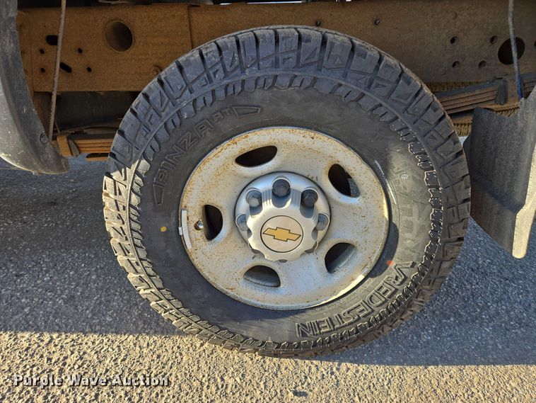 image for item DY1444 2003 Chevrolet Silverado 2500HD Ext. Cab pickup truck