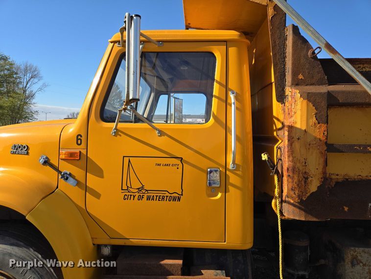 image for item DY1447 1999 International 4700 dump truck