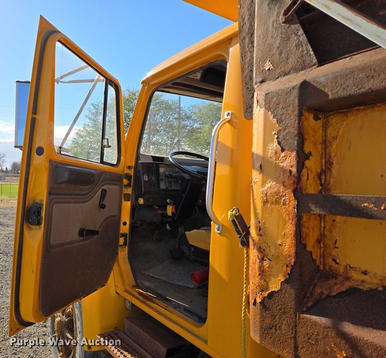 image for item DY1447 1999 International 4700 dump truck