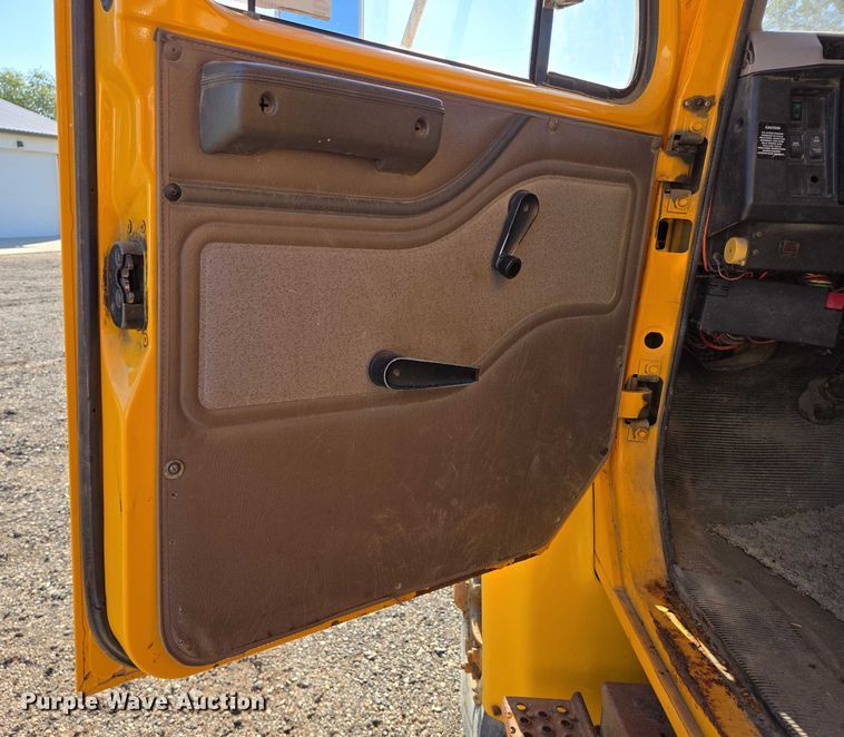 image for item DY1447 1999 International 4700 dump truck