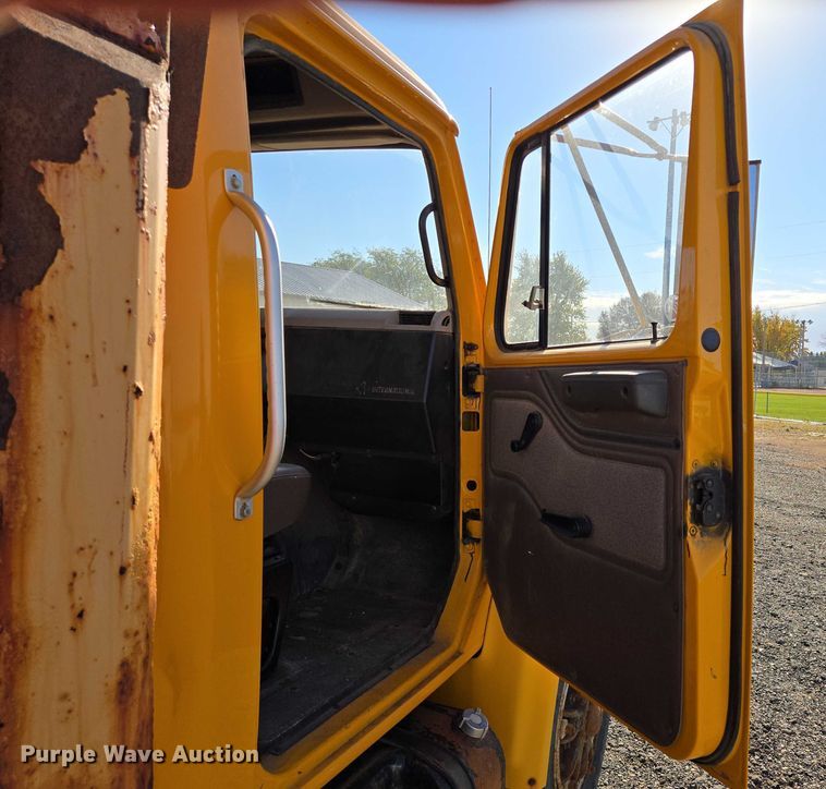 image for item DY1447 1999 International 4700 dump truck