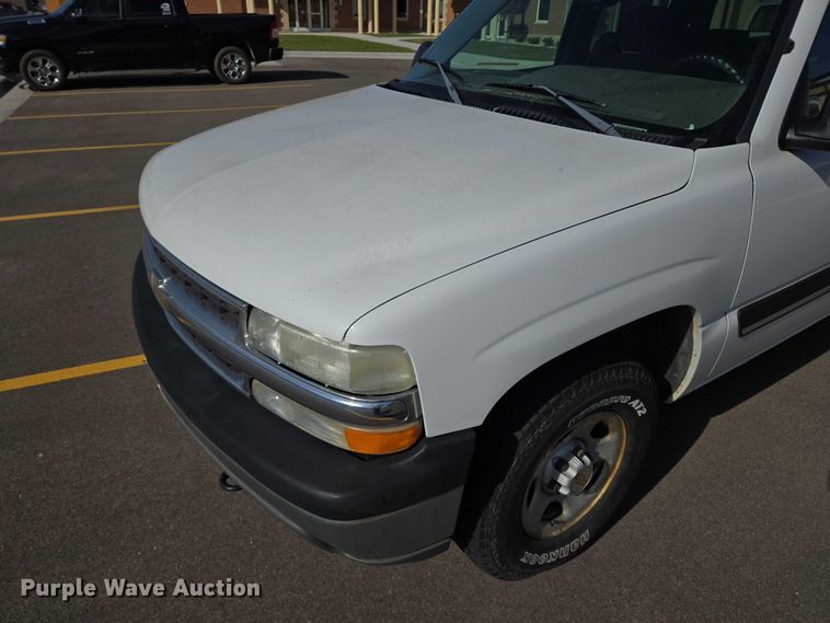 image for item DY1450 2004 Chevrolet Suburban 1500 SUV