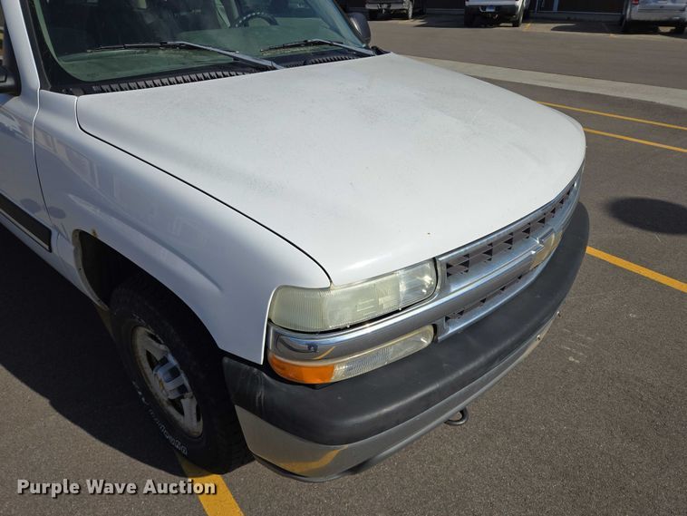 image for item DY1450 2004 Chevrolet Suburban 1500 SUV