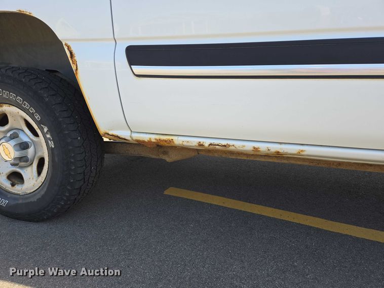 image for item DY1450 2004 Chevrolet Suburban 1500 SUV