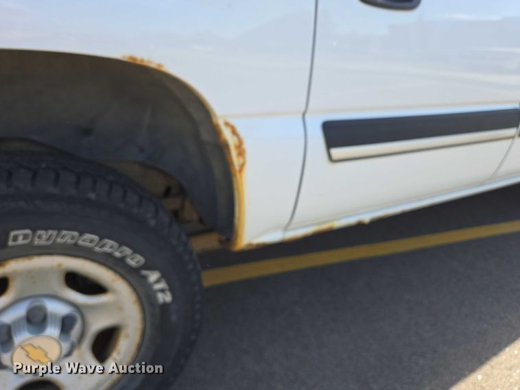 image for item DY1450 2004 Chevrolet Suburban 1500 SUV