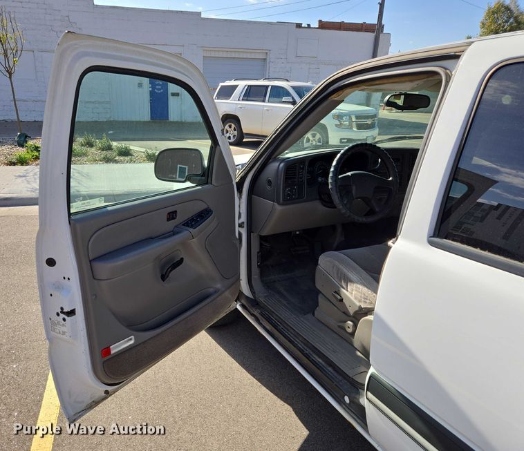 image for item DY1450 2004 Chevrolet Suburban 1500 SUV