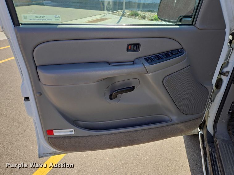 image for item DY1450 2004 Chevrolet Suburban 1500 SUV