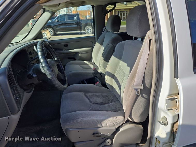 image for item DY1450 2004 Chevrolet Suburban 1500 SUV