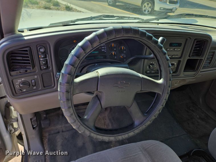 image for item DY1450 2004 Chevrolet Suburban 1500 SUV