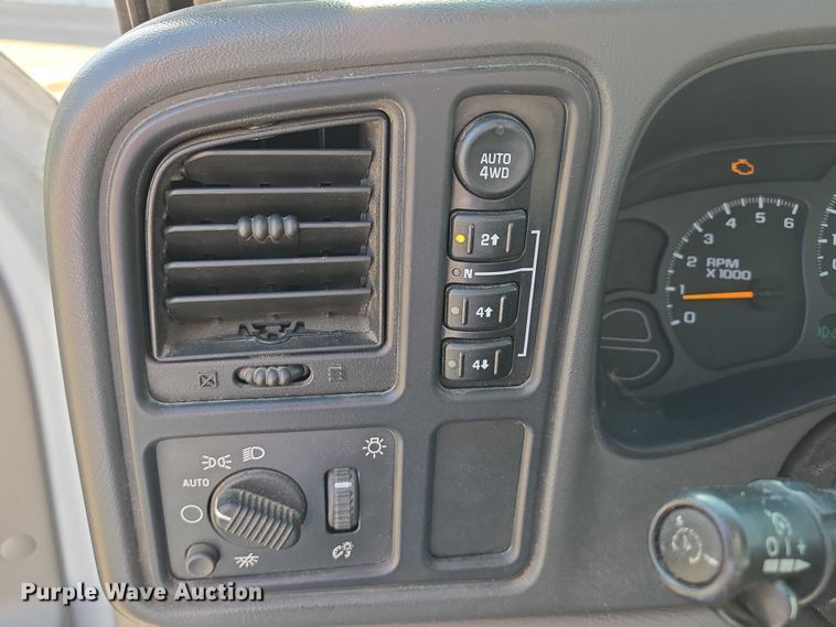 image for item DY1450 2004 Chevrolet Suburban 1500 SUV