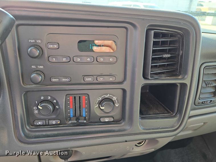 image for item DY1450 2004 Chevrolet Suburban 1500 SUV