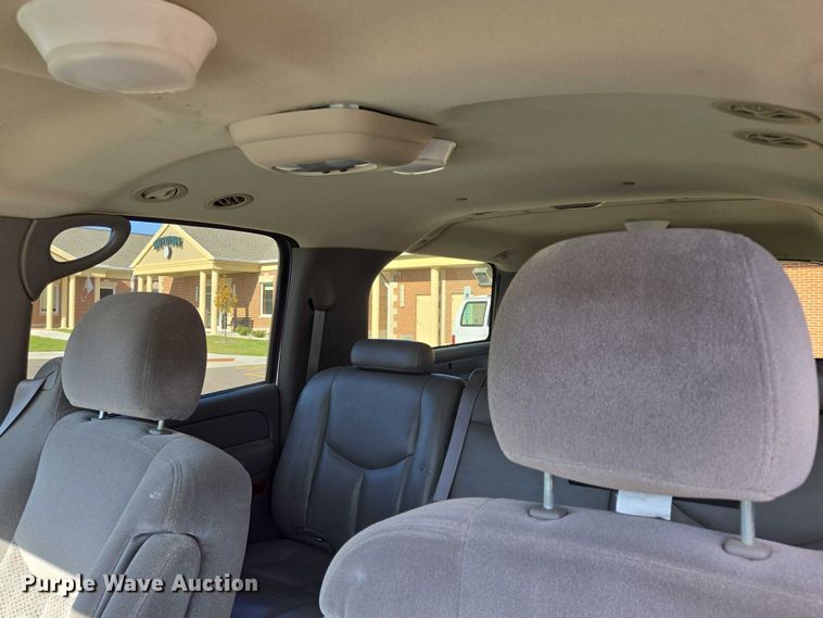 image for item DY1450 2004 Chevrolet Suburban 1500 SUV